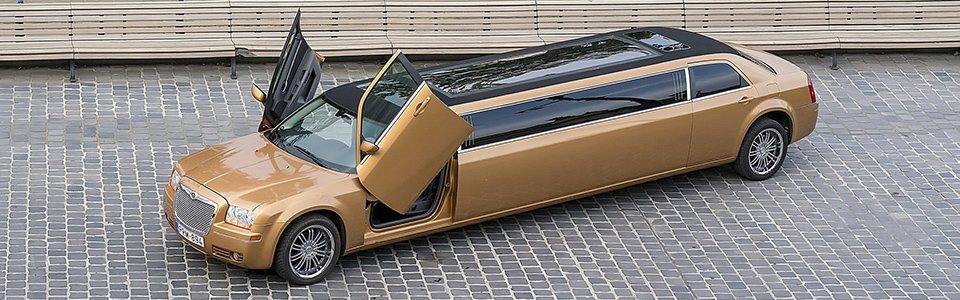 Limuzin bérlés Budapest - Chrysler 300 C arany limuzin bérlés - panoráma tető